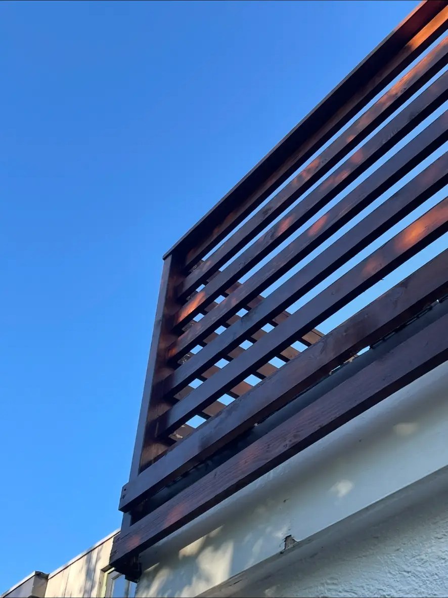 Detail van het donker behandelde houten scherm