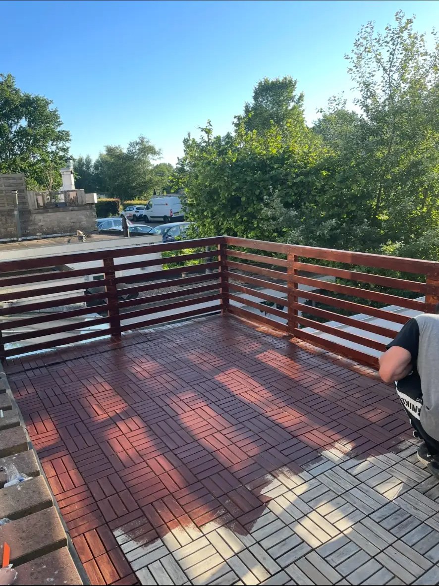 Terras met verse houtolie in de zon